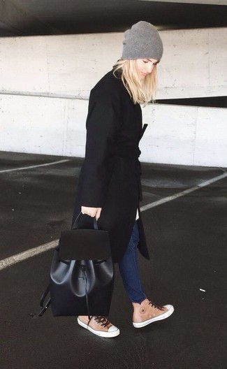 Как носить высокие кеды с пальто женщине