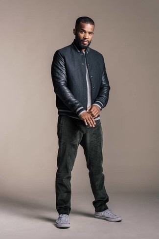 Как носить высокие кеды с свитером с круглым вырезом мужчине