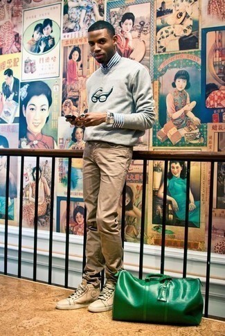 Как носить высокие кеды с свитером с круглым вырезом мужчине