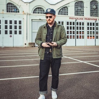 Как носить высокие кеды с джинсовой курткой мужчине