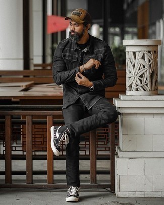 Как носить высокие кеды с джинсовой рубашкой мужчине