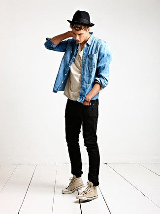 Как носить высокие кеды с джинсовой рубашкой мужчине