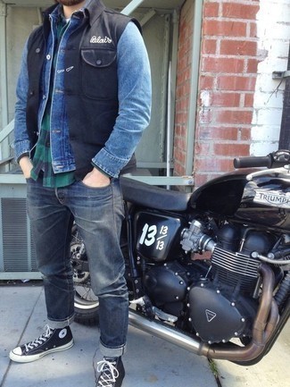 Как носить высокие кеды с курткой без рукавов мужчине