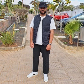 Как носить высокие кеды с курткой без рукавов мужчине