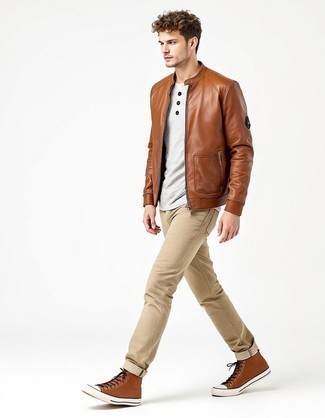 С чем носить высокие кеды мужчине в стиле кэжуал