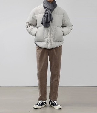 Как носить высокие кеды с курткой-пуховиком мужчине