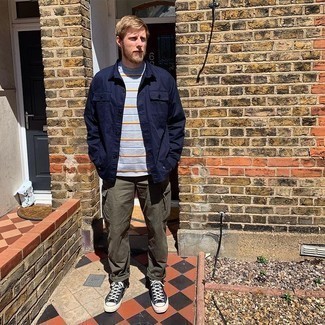 Как носить высокие кеды с курткой-рубашкой мужчине