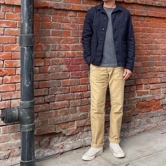 Как носить высокие кеды с курткой-рубашкой мужчине