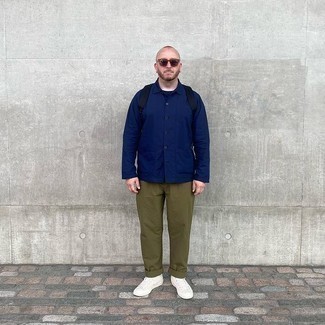 Как носить высокие кеды с курткой-рубашкой мужчине