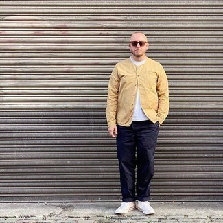 Как носить высокие кеды с курткой-рубашкой мужчине