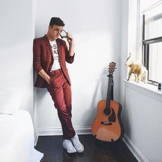 Как носить высокие кеды с костюмом