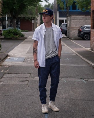 Как носить высокие кеды с спортивными штанами мужчине