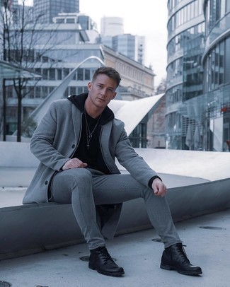 Как носить худи с повседневными ботинками мужчине