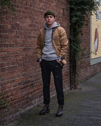 Как носить худи с повседневными ботинками мужчине