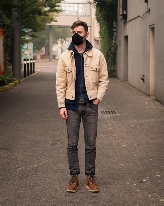 Как носить худи с повседневными ботинками мужчине