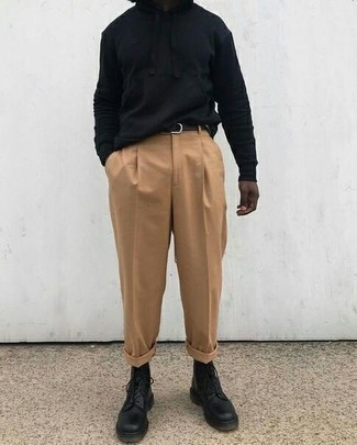 Как носить худи с повседневными ботинками мужчине