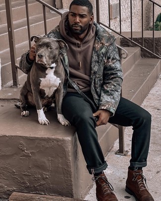 Как носить худи с повседневными ботинками мужчине