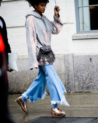 Как носить худи с джинсами-клеш