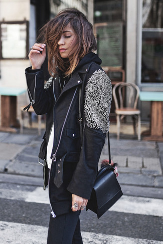 Как носить худи с джинсами женщине