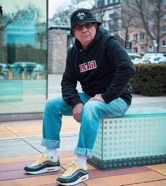 С чем носить худи за 60 лет мужчине