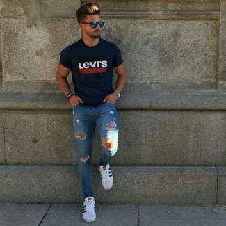 С чем носить кожаные низкие кеды в горизонтальную полоску мужчине