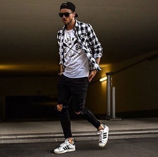 С чем носить кожаные низкие кеды в горизонтальную полоску мужчине