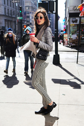 С чем носить твидовый жакет в горизонтальную полоску женщине