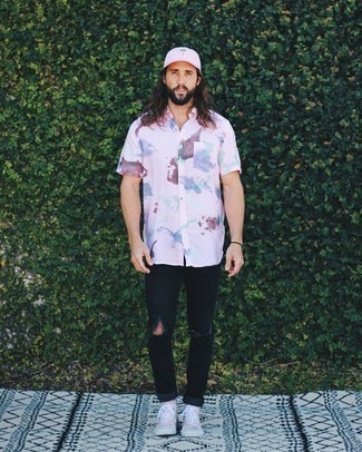 С чем носить ярко-розовую бейсболку мужчине