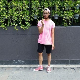 С чем носить ярко-розовую бейсболку мужчине