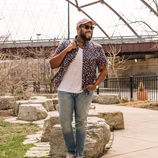 С чем носить ярко-розовую бейсболку мужчине