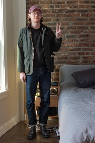 С чем носить ярко-розовую бейсболку мужчине