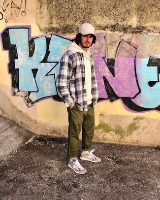 С чем носить ярко-розовую бейсболку мужчине