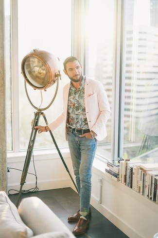 Какие джинсы носить с ярко-розовым пиджаком мужчине