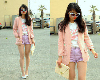 Какие шорты носить с ярко-розовым пиджаком женщине