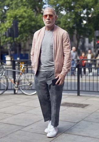 С чем носить ярко-розовый бомбер мужчине