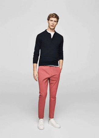 С чем носить ярко-розовые брюки чинос