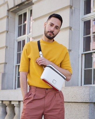 С чем носить ярко-розовые брюки чинос