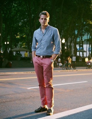 С чем носить ярко-розовые брюки чинос
