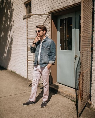 С чем носить ярко-розовые брюки чинос