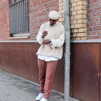 С чем носить ярко-розовые брюки чинос