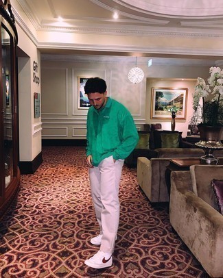 С чем носить ярко-розовые брюки чинос