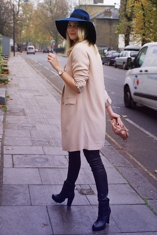 Как носить ярко-розовое пальто с черными кожаными ботильонами