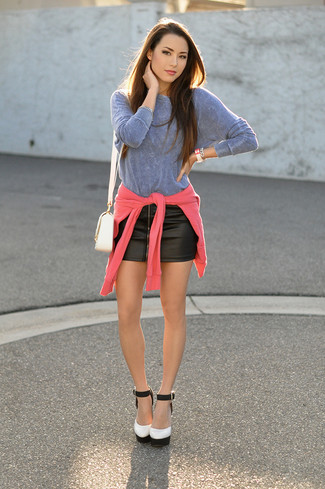 С чем носить ярко-розовый свитер с круглым вырезом женщине