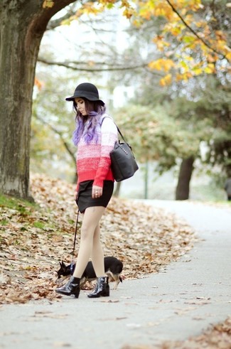 С чем носить ярко-розовый свитер с круглым вырезом женщине