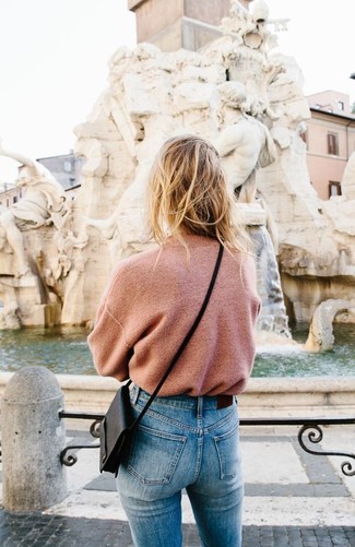 С чем носить ярко-розовый свитер с круглым вырезом женщине