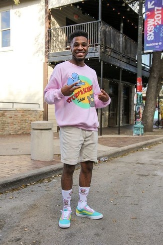 С чем носить ярко-розовый свитер с круглым вырезом мужчине