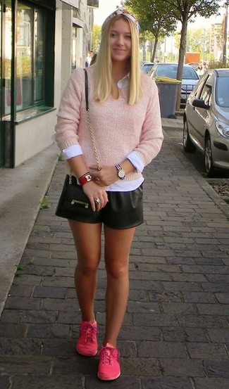 С чем носить ярко-розовый свитер с круглым вырезом женщине