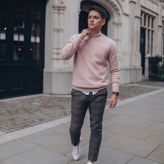 С чем носить ярко-розовый свитер с круглым вырезом мужчине