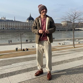 С чем носить ярко-розовый свитер с круглым вырезом мужчине