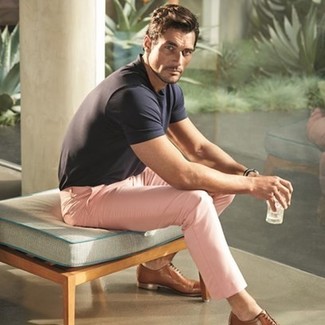 С чем носить ярко-розовые классические брюки мужчине